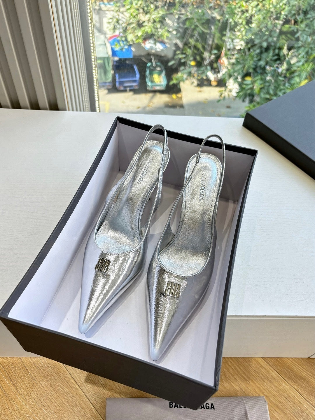 SILBERNE SLINGBACK-STILETTO-PANTOFFELN MIT SPITZER ZEHENAUSSEITE