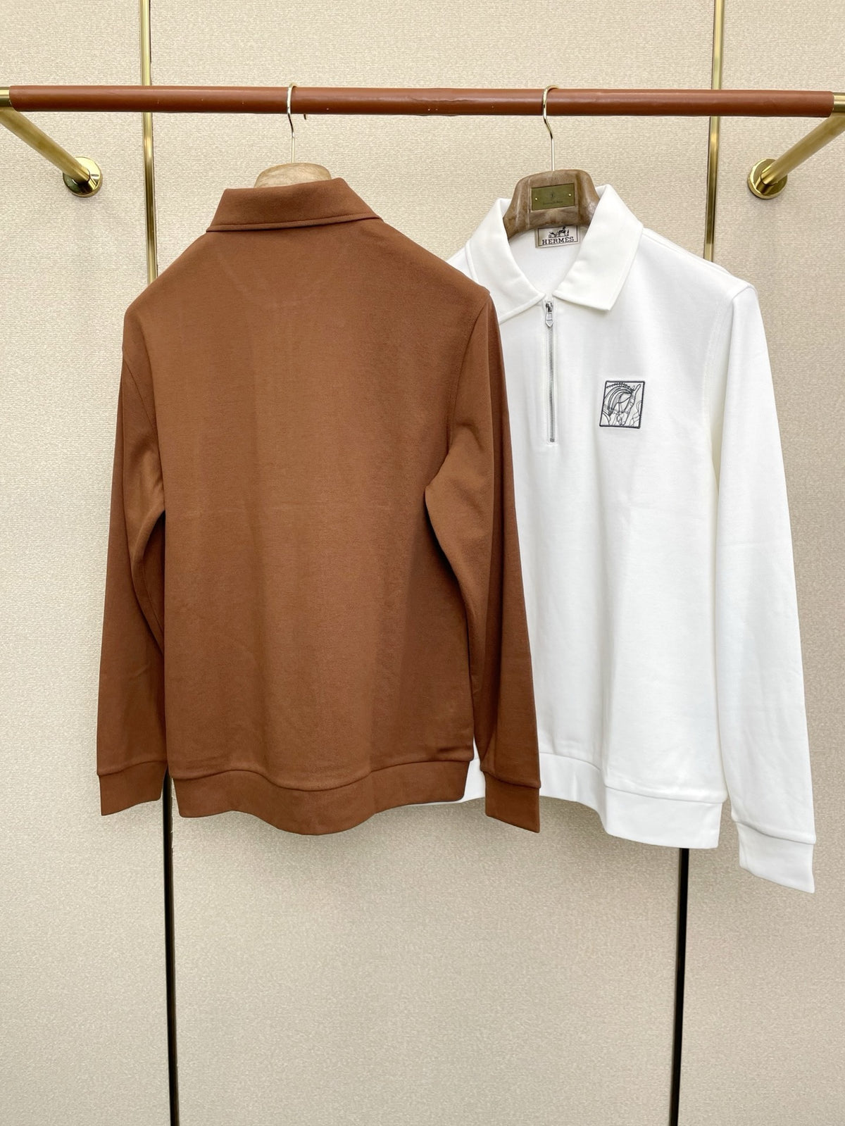 Sweatshirt mit halbem Reißverschluss und Kragen sowie Stickereidetails