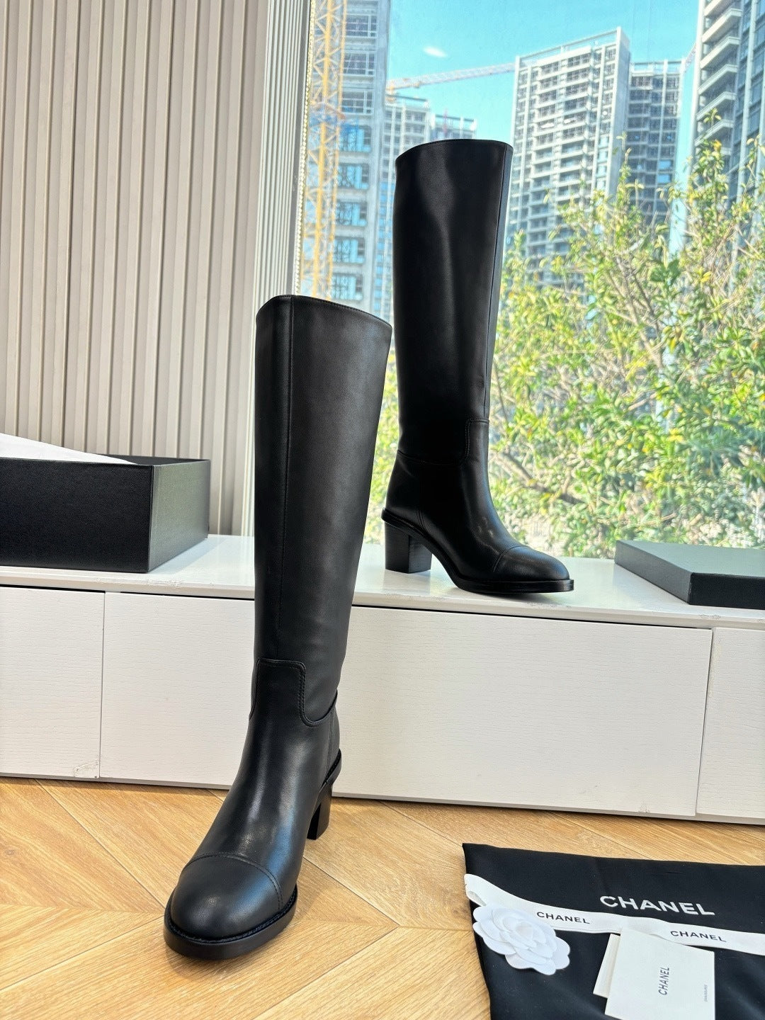 BLACK LEATHER KNEE-HIGH BOOTS WITH BLOCK HEEL