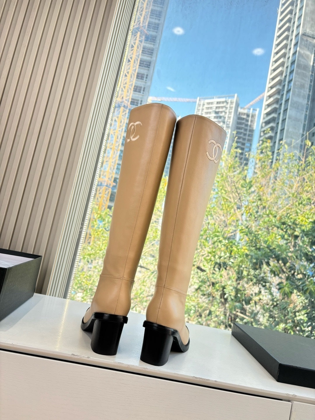 BEIGE LEATHER KNEE-HIGH BOOTS WITH BLACK CAP TOE AND BLOCK HEEL