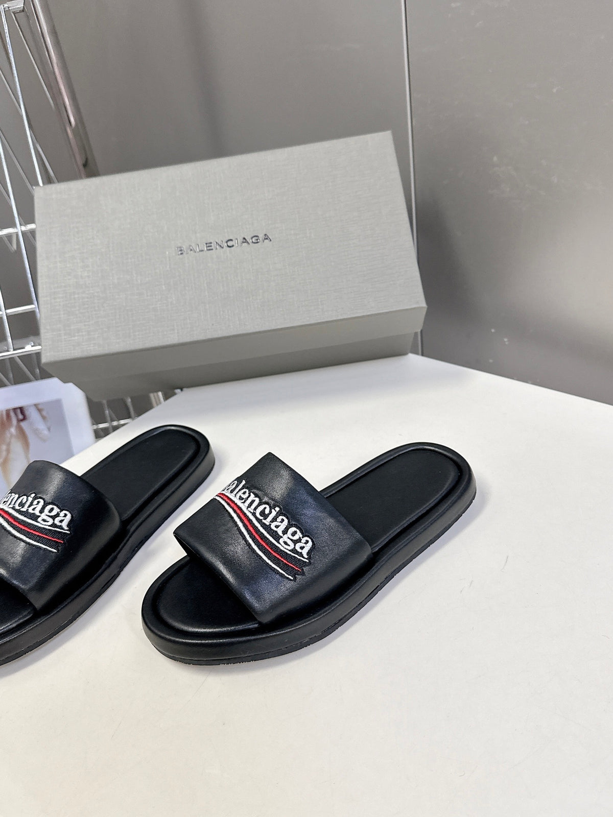 BLACK LOGO SLIDE SANDALS