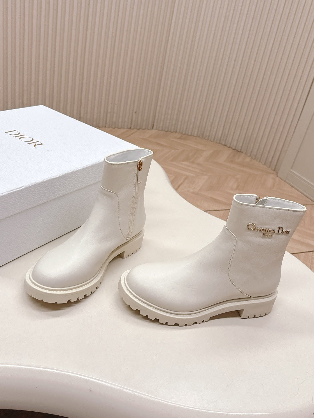 WHITE LEATHER ANKLE BOOTS WITH LUG SOLE