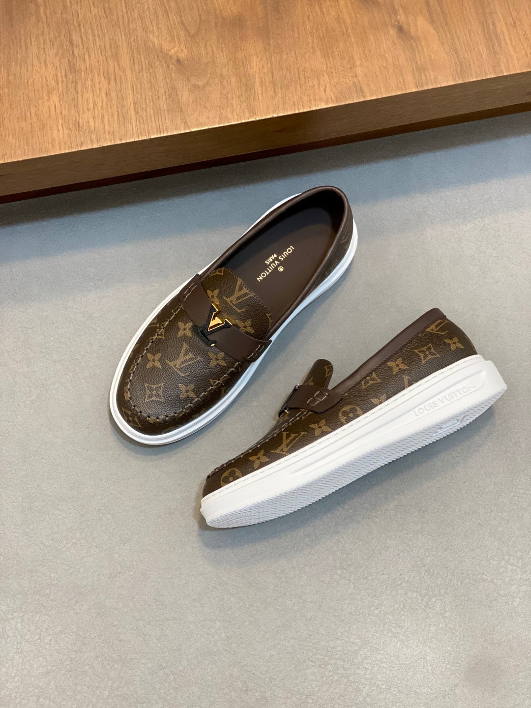 Braune Slipper mit Monogramm