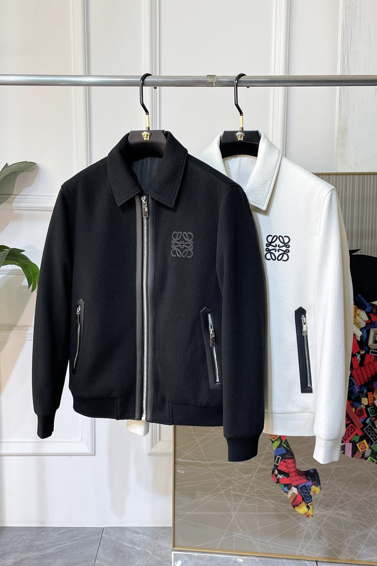 REISSVERSCHLUSSJACKE MIT GESTICKTEN DETAILS IN KONTRASTFARBEN