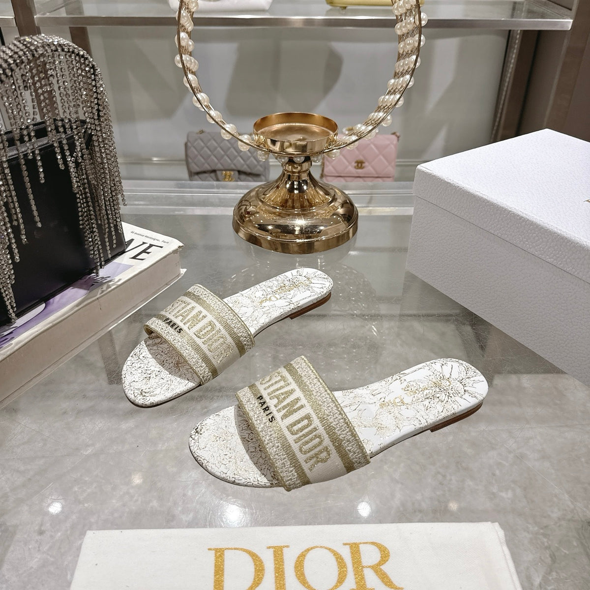 TOILE PRINT LOGO FLAT SLIDES – WHITE/GOLD