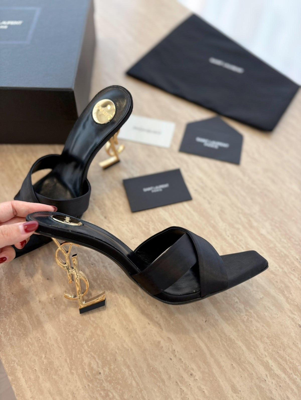MINIMAL BLACK HEEL SANDALS