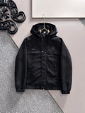 SCHWARZE KAPUZENJACKE MIT STRUKTURIERTER FORM