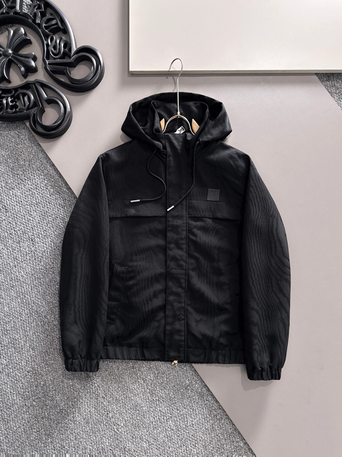 TEXTURED BLACK HOODED JACKET
