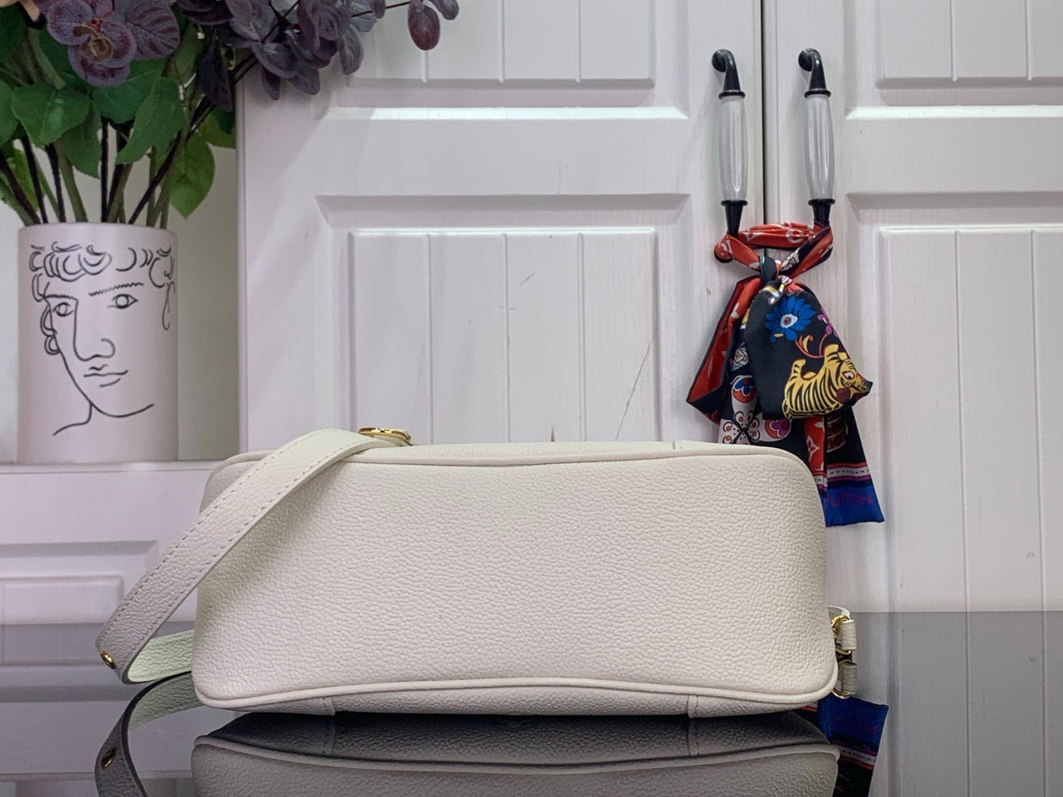 CHAIN ACCENT SHOULDER BAG