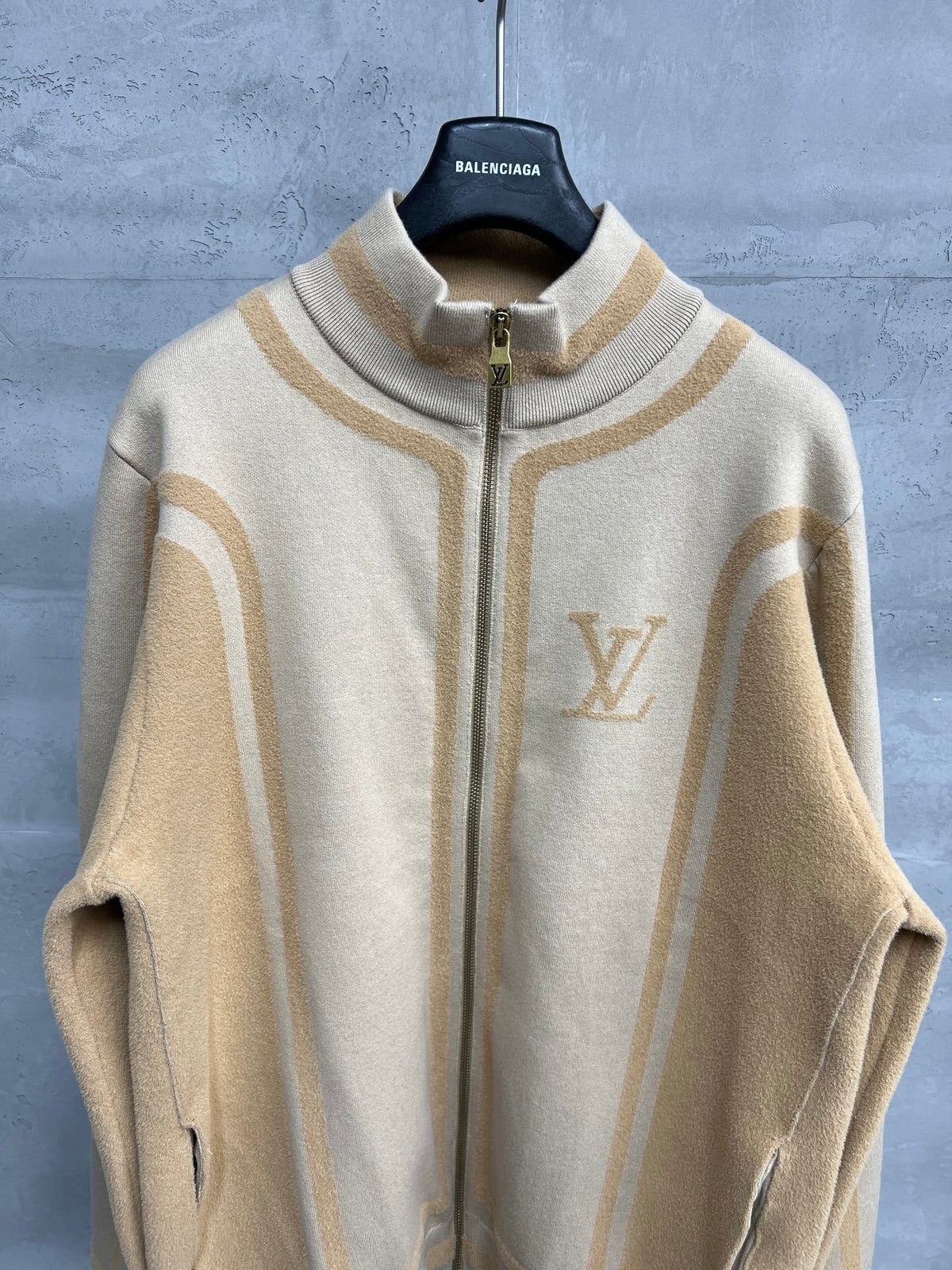 Strickjacke mit Reißverschluss und kontrastierendem Einsatzdesign