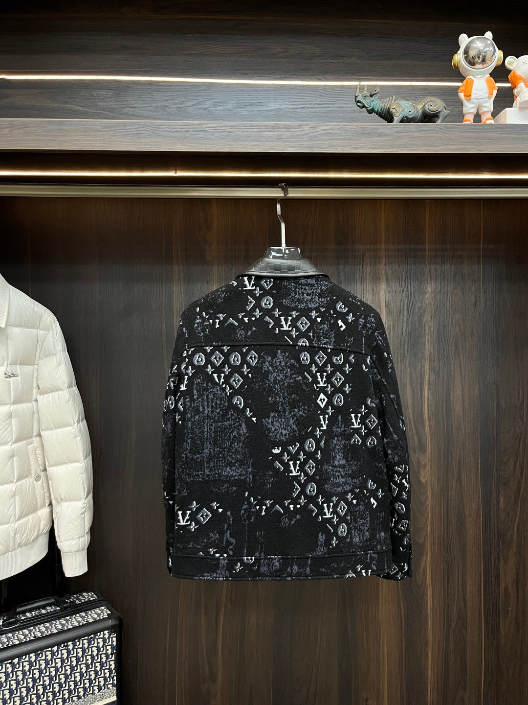 SCHWARZE, STRUKTURIERTE JACKE MIT KONTRASTIERENDEN EINSATZDETAILS