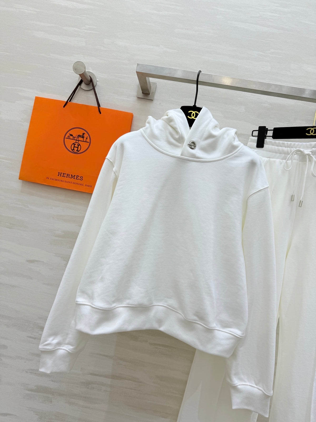 IVORY HOODED SWEATSHIRT AND WIDE-LEG LOUNGE PANTS SET
