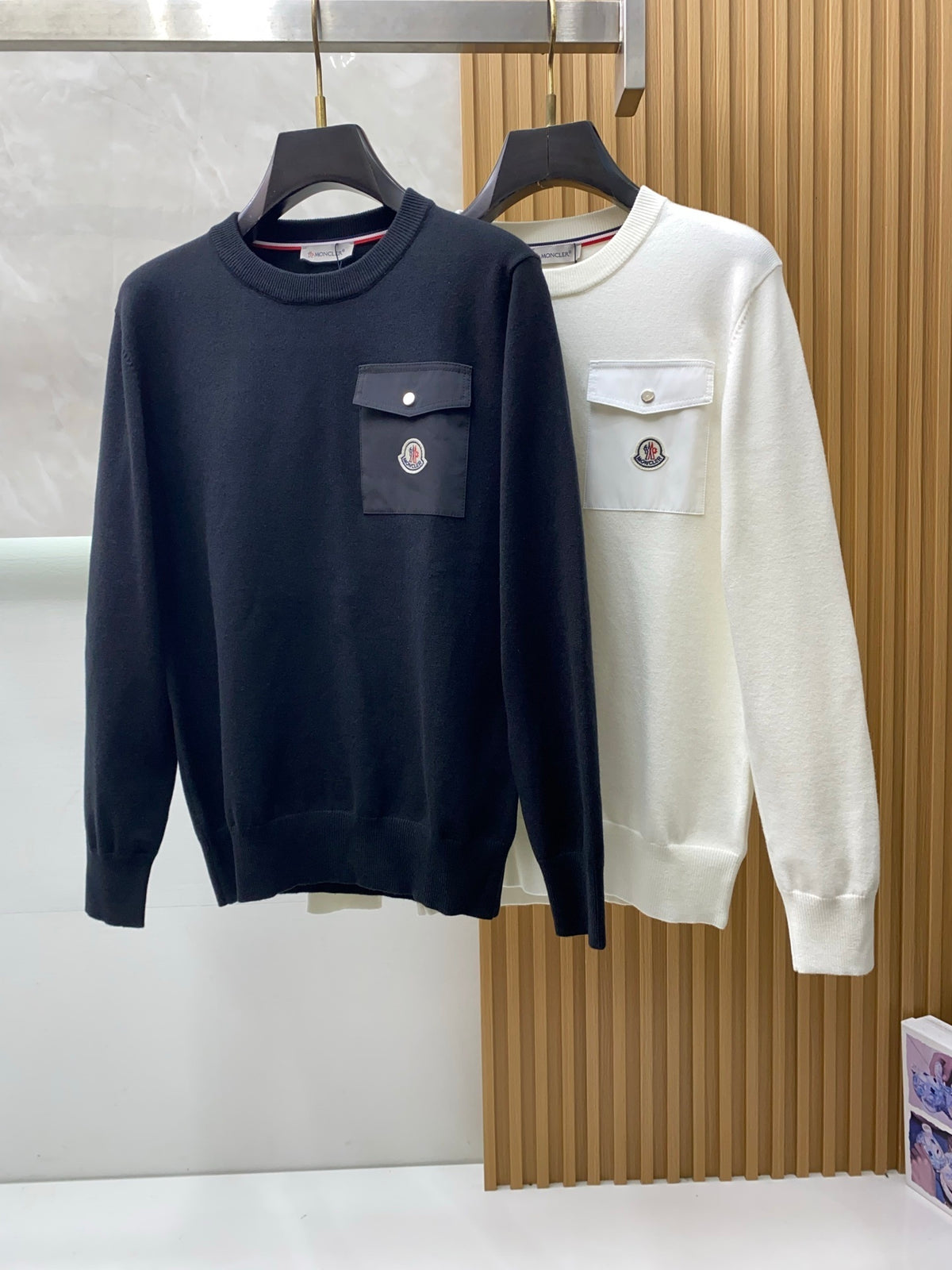 Sweatshirt mit Rundhalsausschnitt und geknöpfter Brusttasche