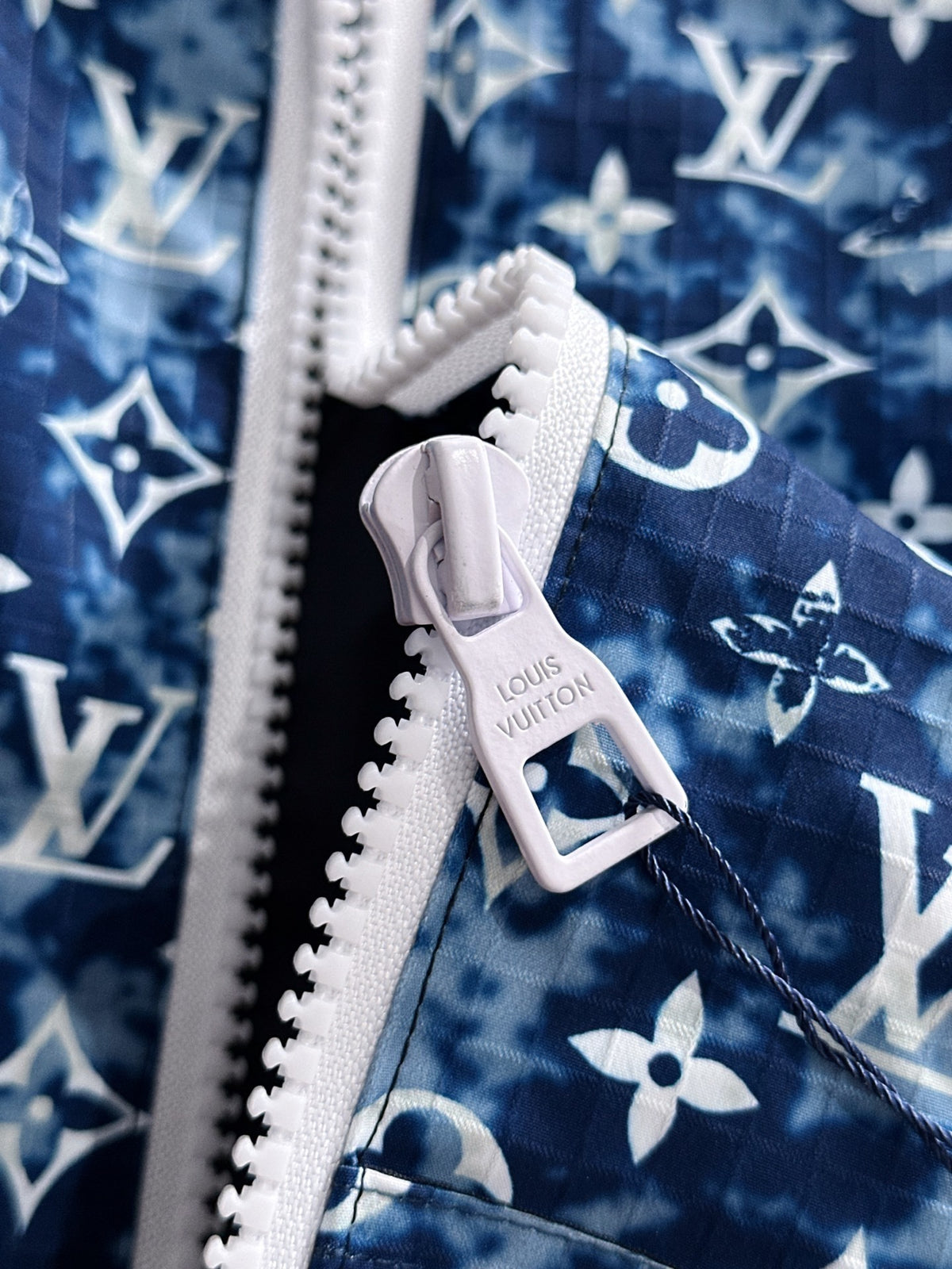BLAUES KAPUZENJACKE MIT REISSVERSCHLUSS UND ALLOVER-MUSTER