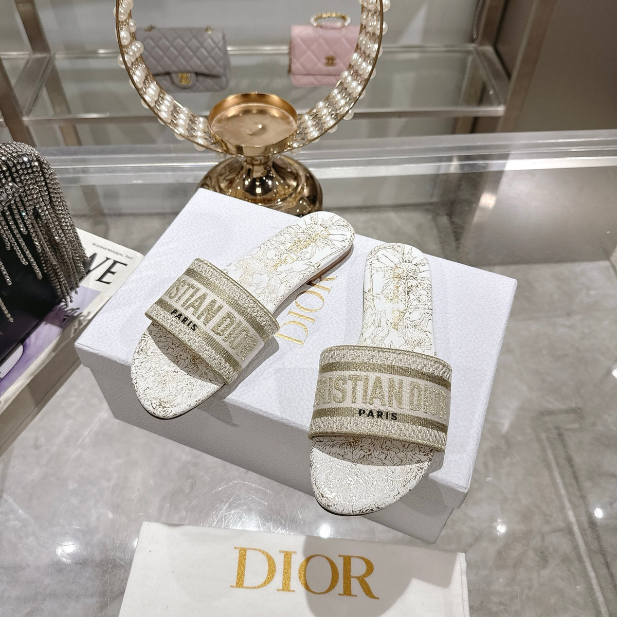 TOILE PRINT LOGO FLAT SLIDES – WHITE/GOLD