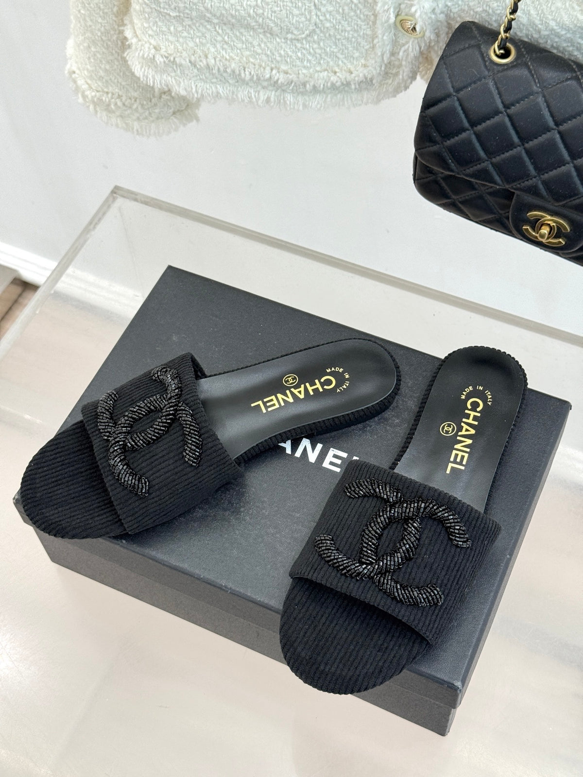 BLACK TEXTURED SLIDE SANDALS