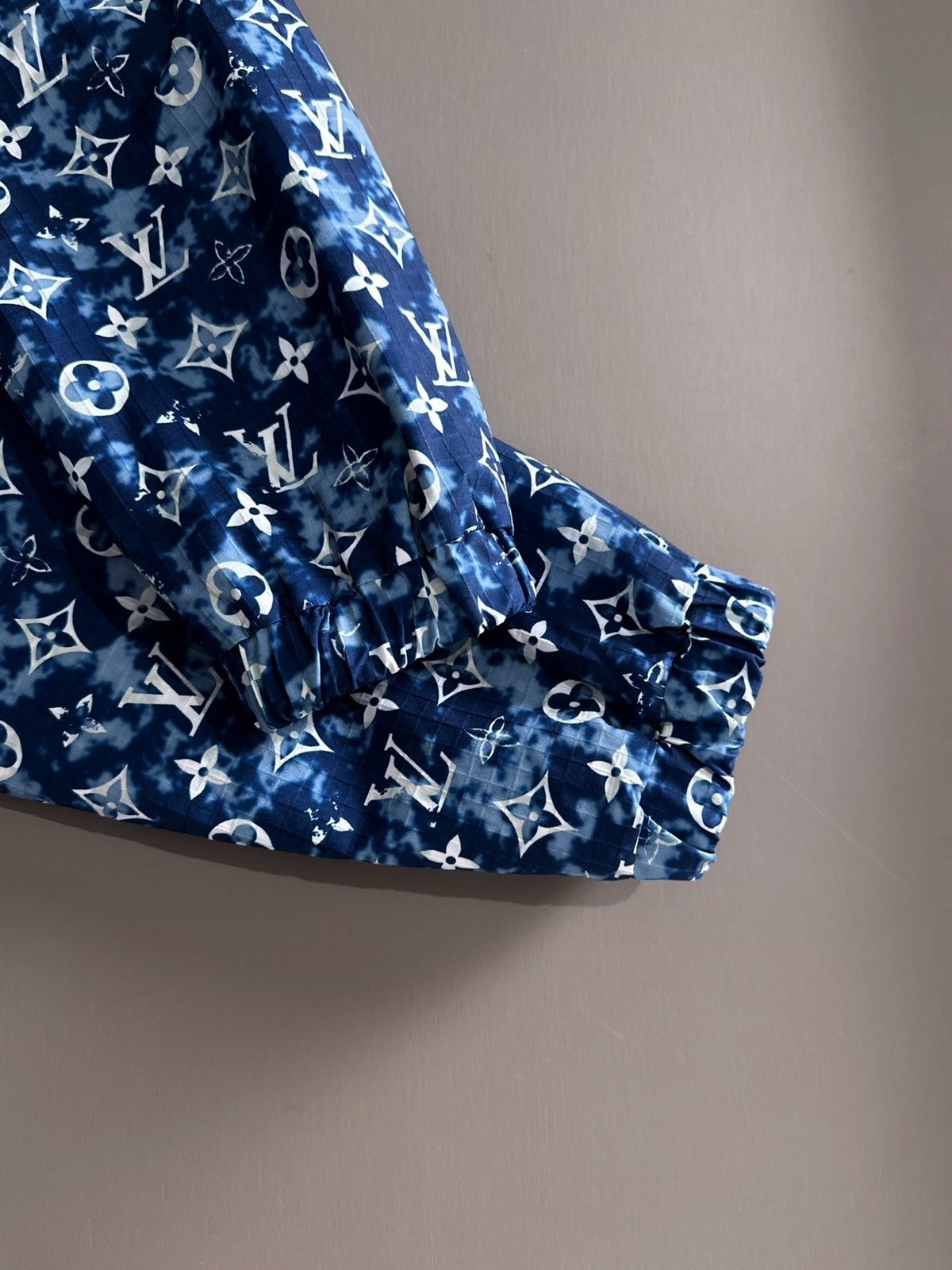 BLAUES KAPUZENJACKE MIT REISSVERSCHLUSS UND ALLOVER-MUSTER