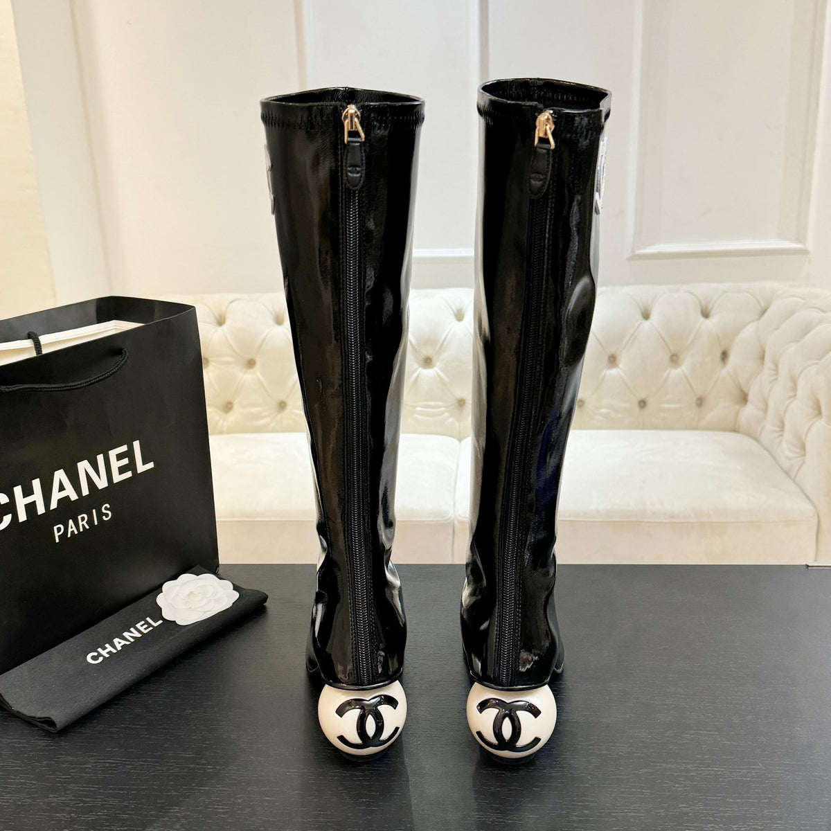 BLACK PATENT KNEE-HIGH BOOTS WITH SCULPTURAL BALL HEEL