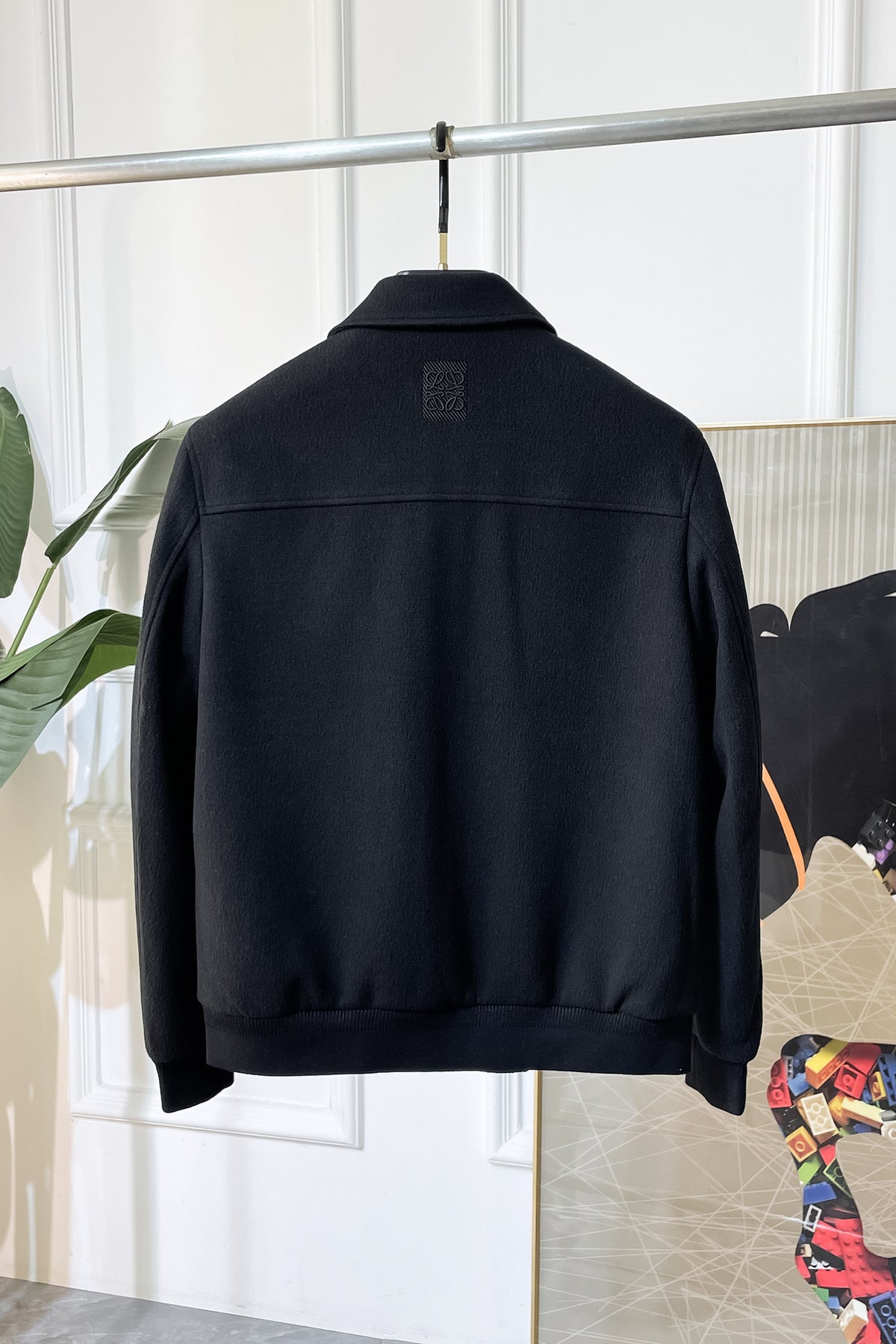 REISSVERSCHLUSSJACKE MIT GESTICKTEN DETAILS IN KONTRASTFARBEN