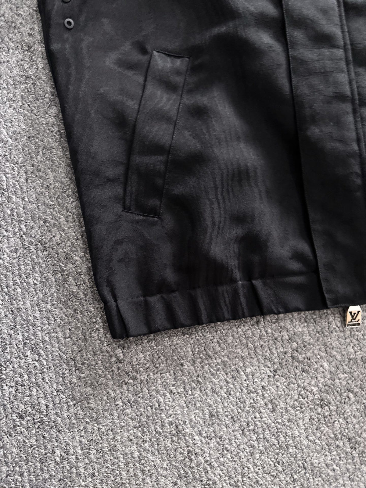 SCHWARZE KAPUZENJACKE MIT STRUKTURIERTER FORM