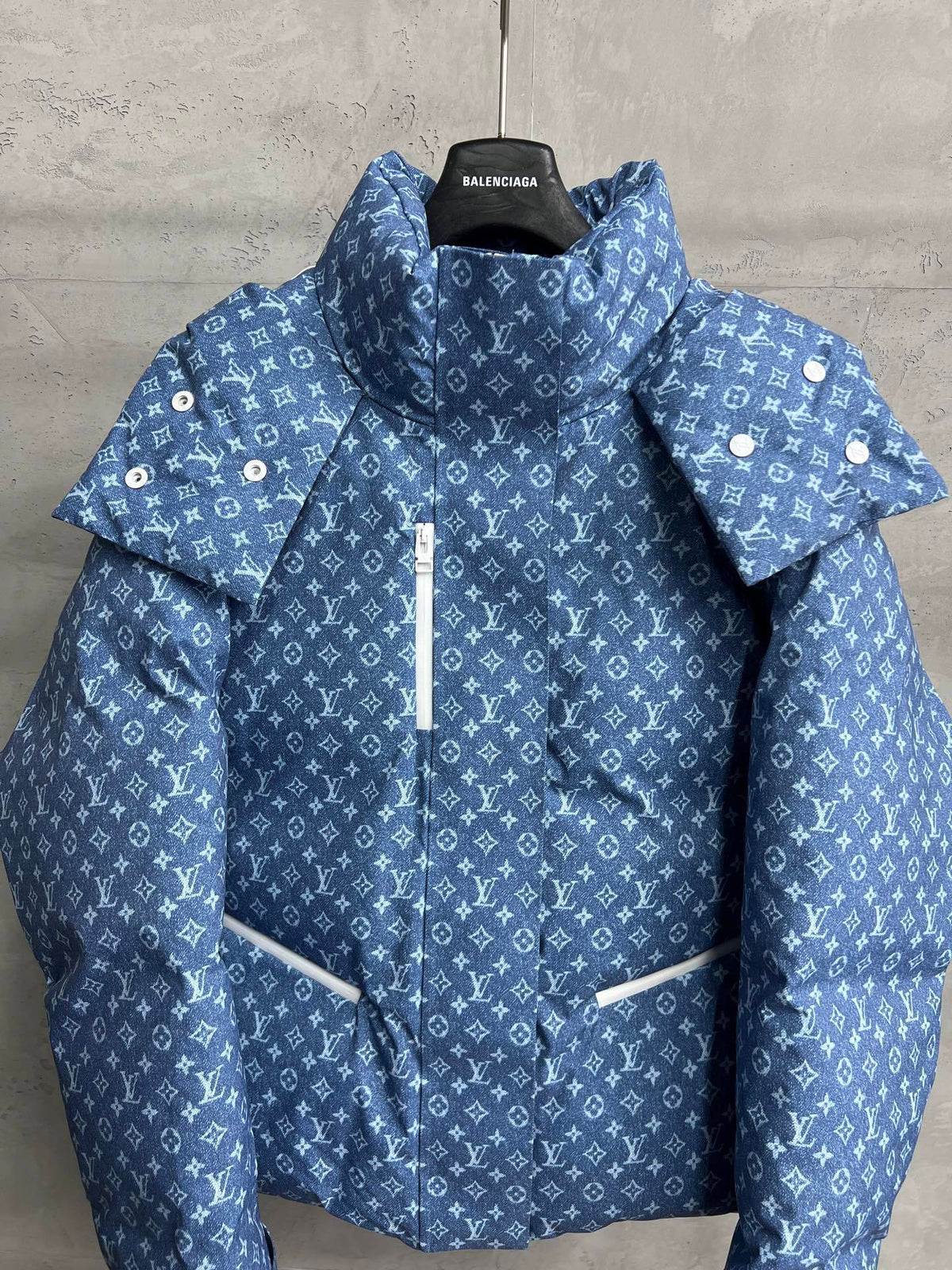 ALL-OVER PATTERN PUFFER JACKET WITH HOOD