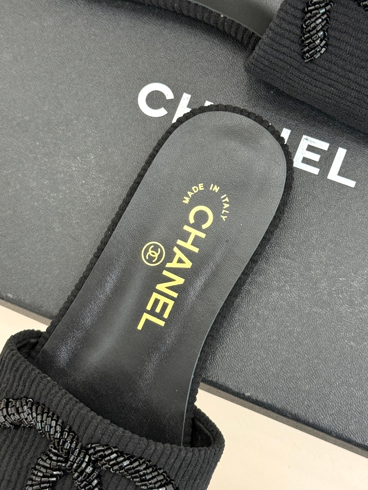 BLACK TEXTURED SLIDE SANDALS