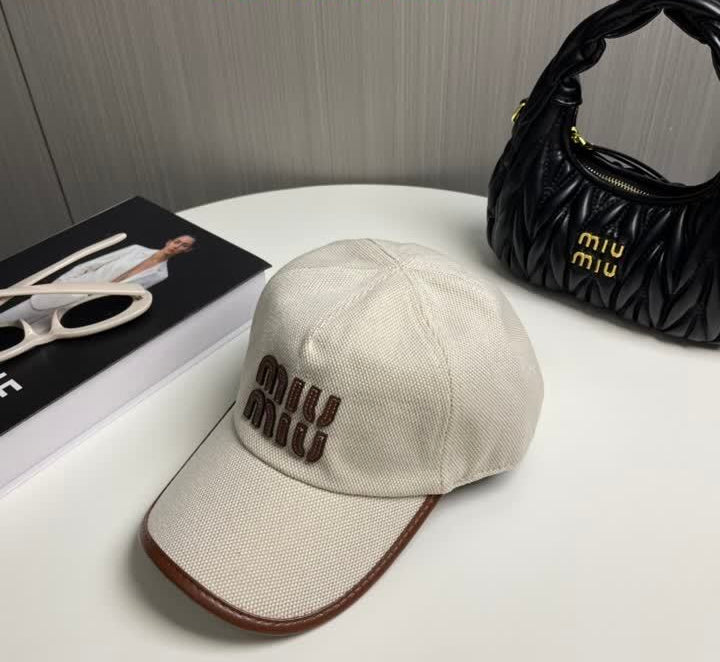BEIGE BASEBALL CAP WITH EMBROIDERED LOGO AND CONTRAST TRIM