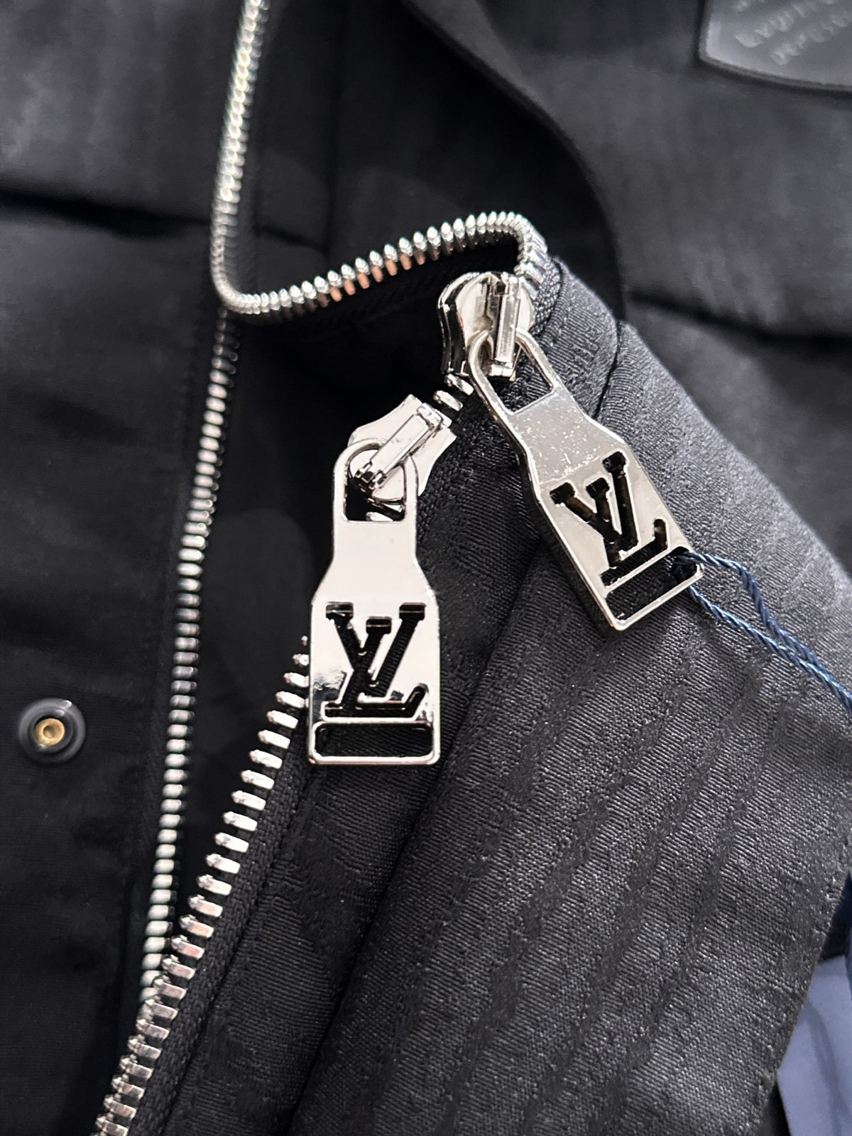 SCHWARZE KAPUZENJACKE MIT STRUKTURIERTER FORM