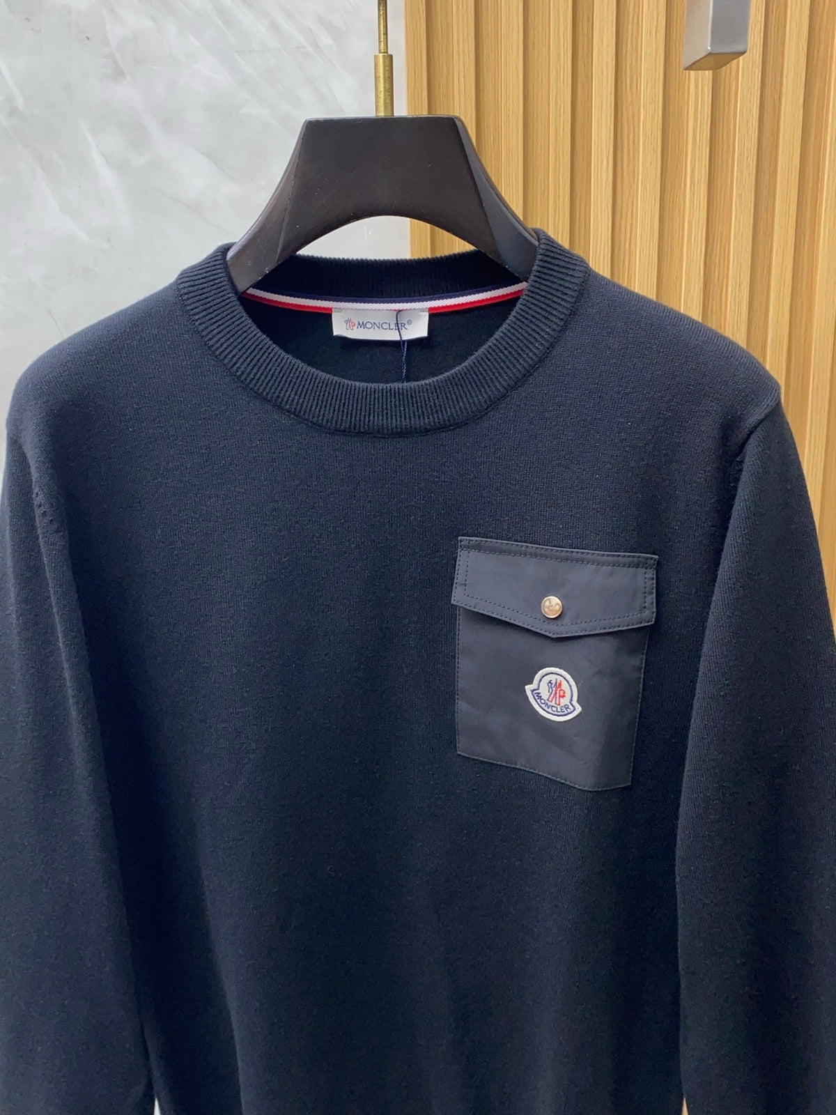 Sweatshirt mit Rundhalsausschnitt und geknöpfter Brusttasche