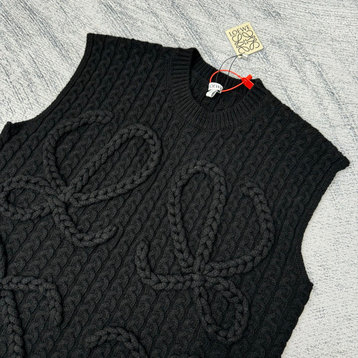 CABLE KNIT CREW NECK VEST