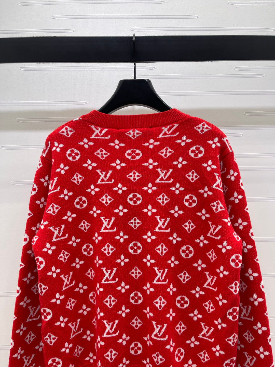Gemusterte Strickjacke mit V-Ausschnitt und Knopfleiste