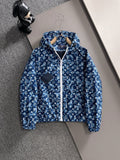 BLAUES KAPUZENJACKE MIT REISSVERSCHLUSS UND ALLOVER-MUSTER