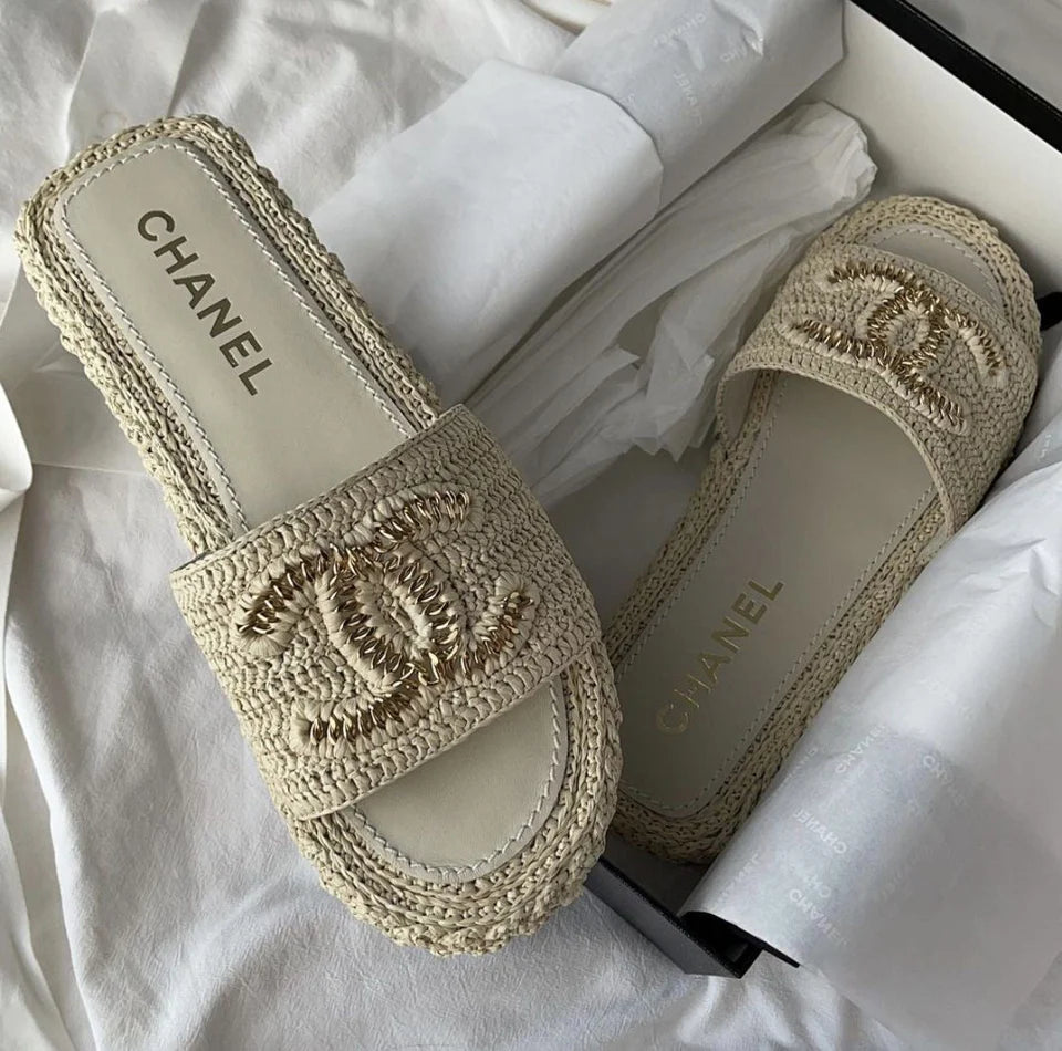 BEIGE SANDALS