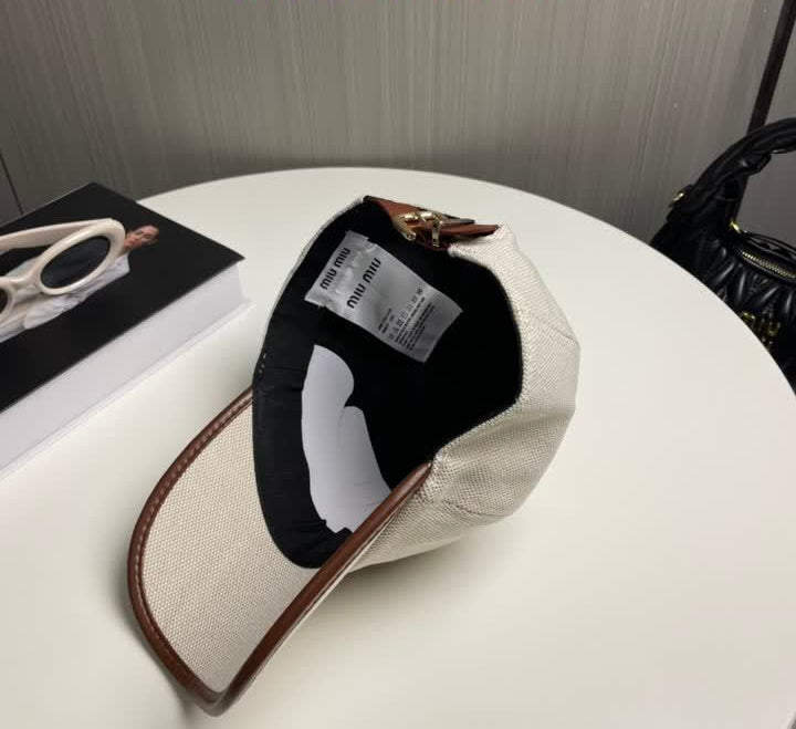 BEIGE BASEBALL CAP WITH EMBROIDERED LOGO AND CONTRAST TRIM