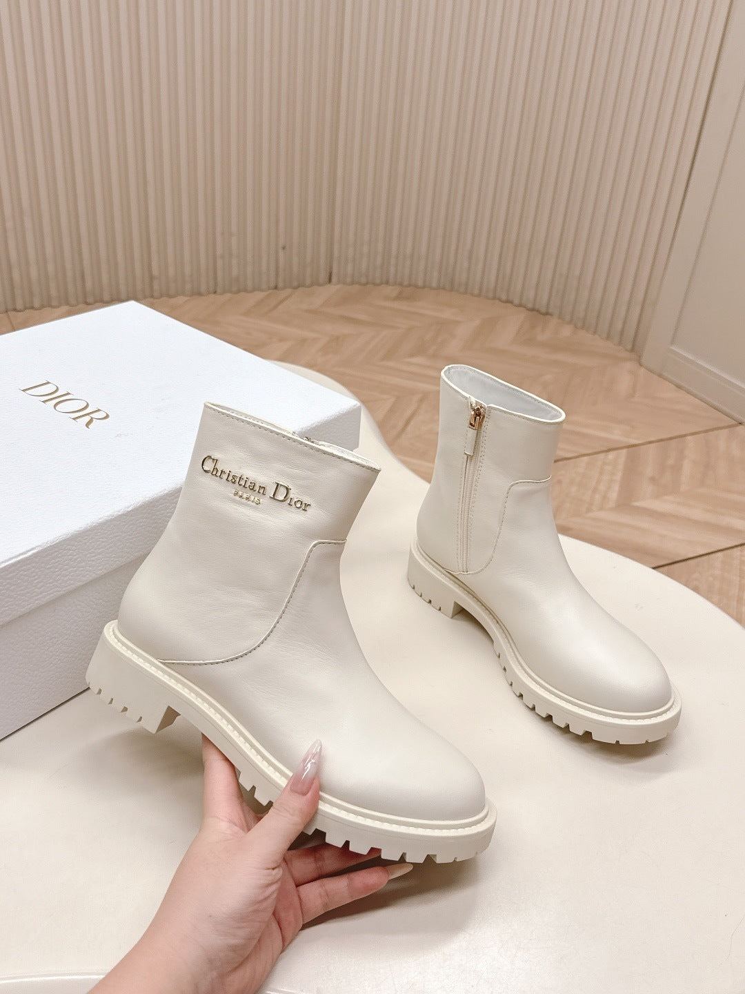 WHITE LEATHER ANKLE BOOTS WITH LUG SOLE