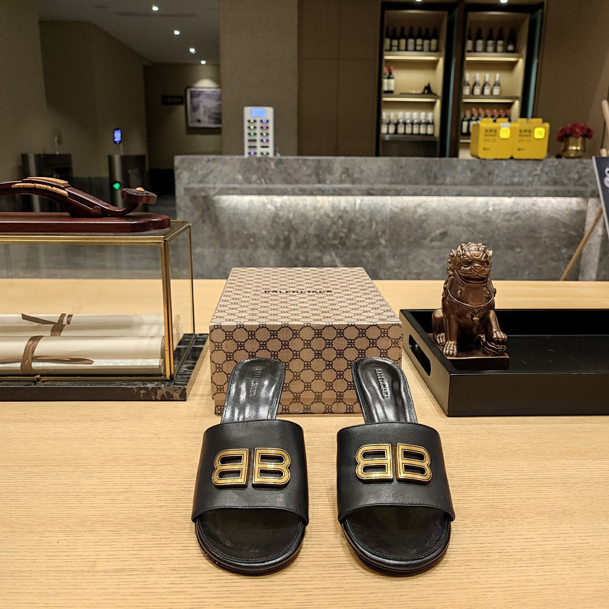 BLACK LOGO LOW HEEL MULE SANDALS