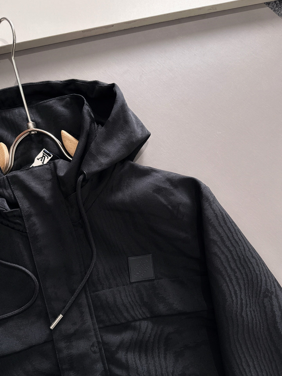 TEXTURED BLACK HOODED JACKET