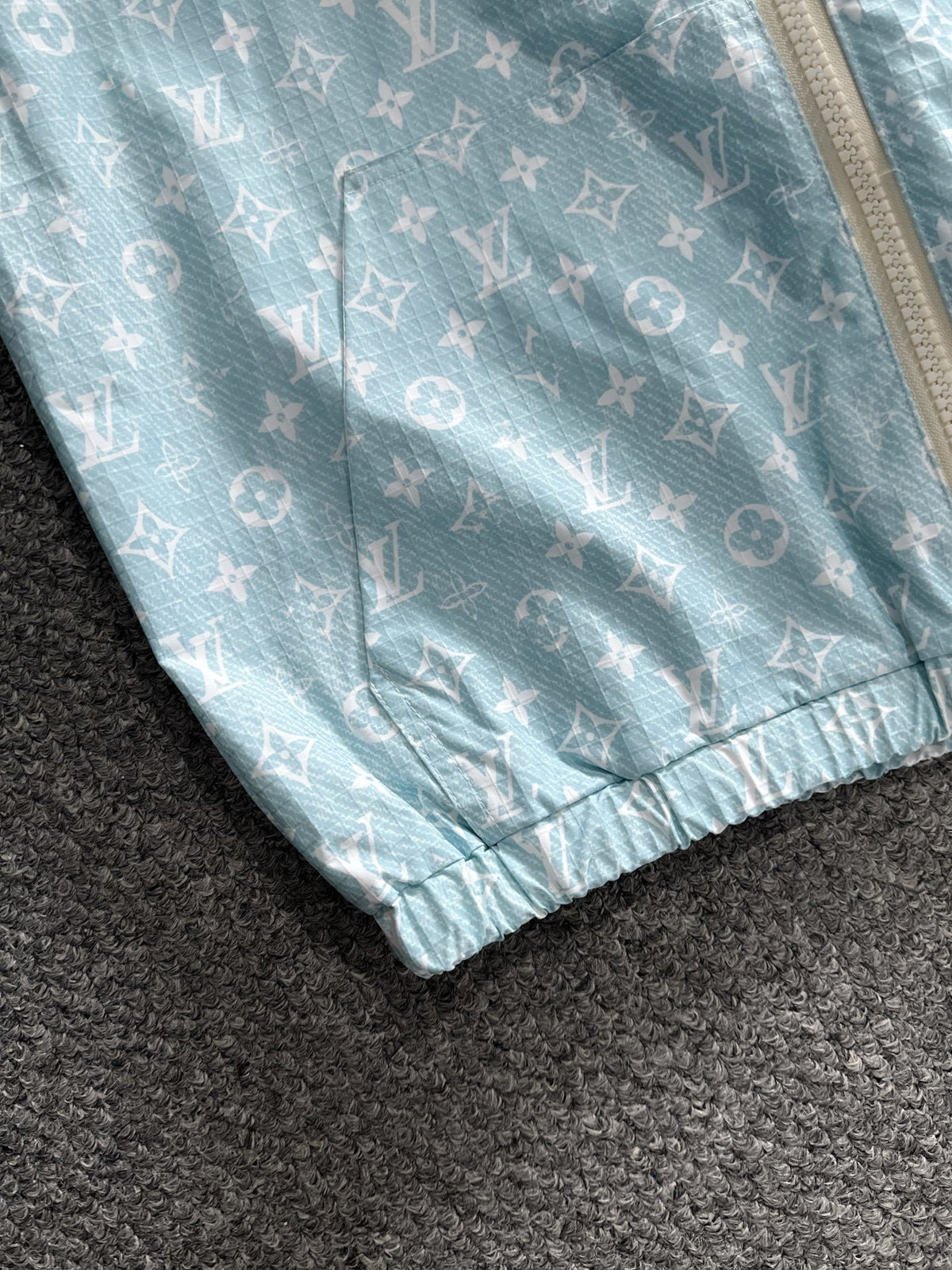 LIGHTWEIGHT HOODED ZIP JACKET WITH ALL-OVER PATTERN