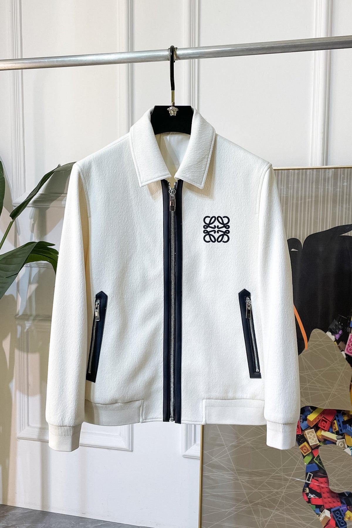 REISSVERSCHLUSSJACKE MIT GESTICKTEN DETAILS IN KONTRASTFARBEN