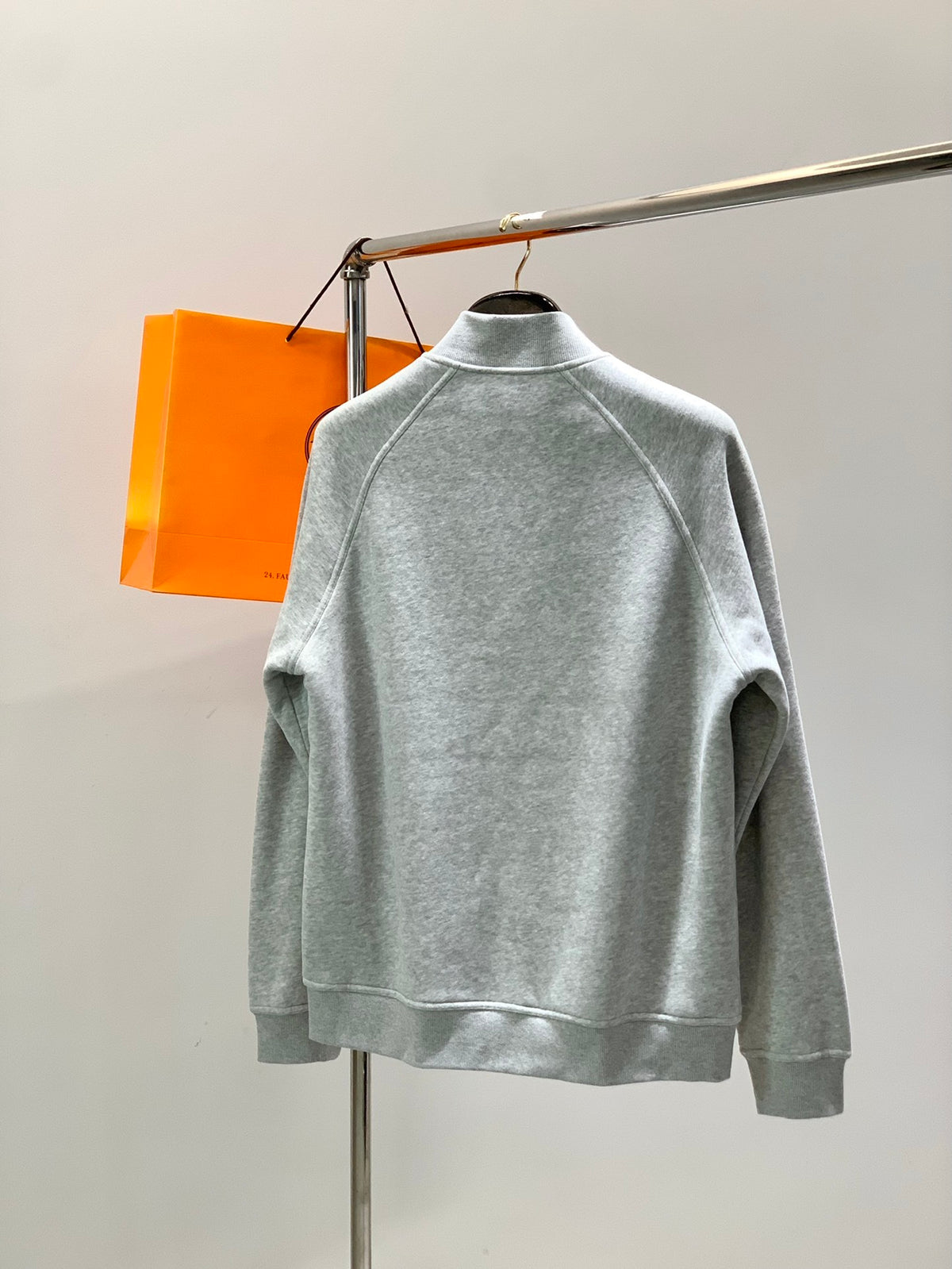 HELLGRAUE SWEATJACKE MIT KNOPFDRUCKANLAGE UND REISSVERSCHLUSSTASCHEN