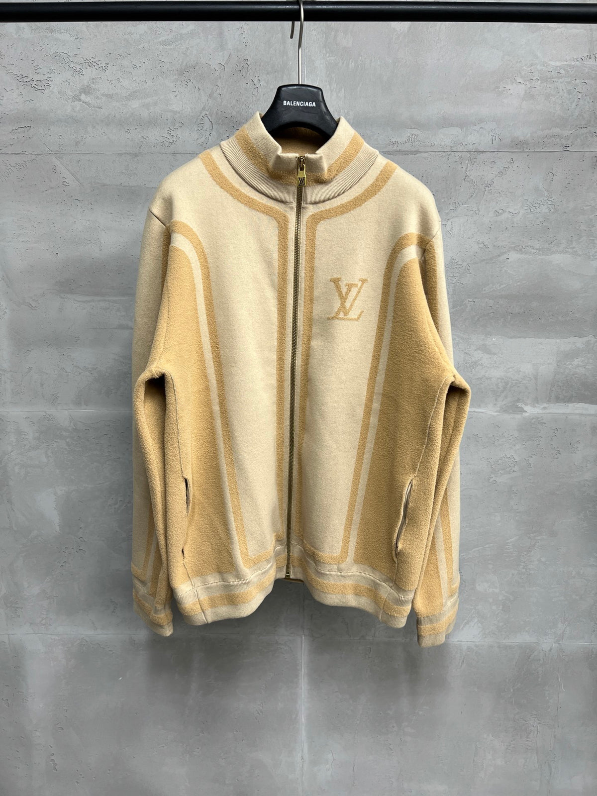 Strickjacke mit Reißverschluss und kontrastierendem Einsatzdesign