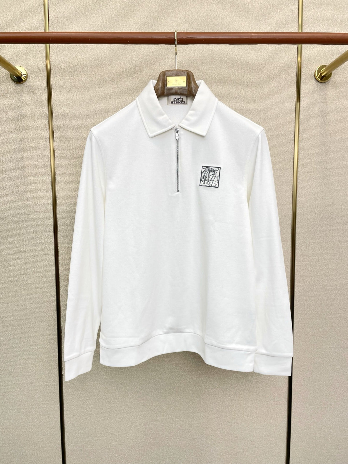 Sweatshirt mit halbem Reißverschluss und Kragen sowie Stickereidetails