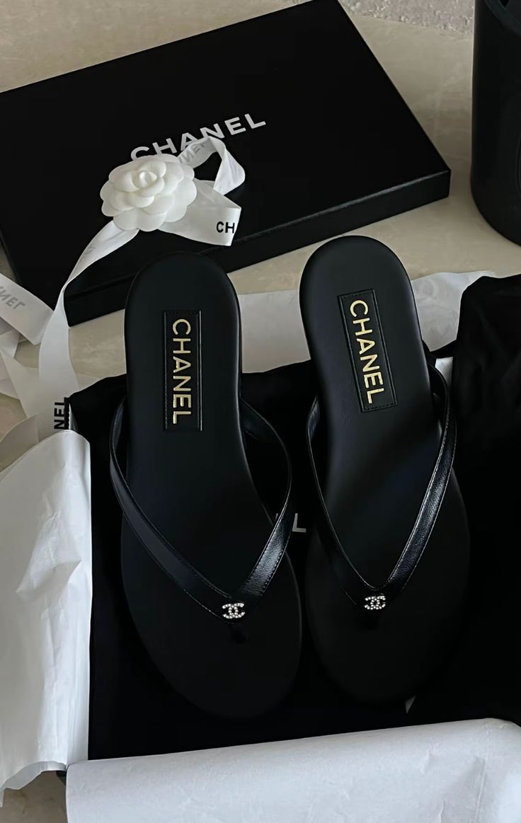 CLASSIC BLACK SANDALS
