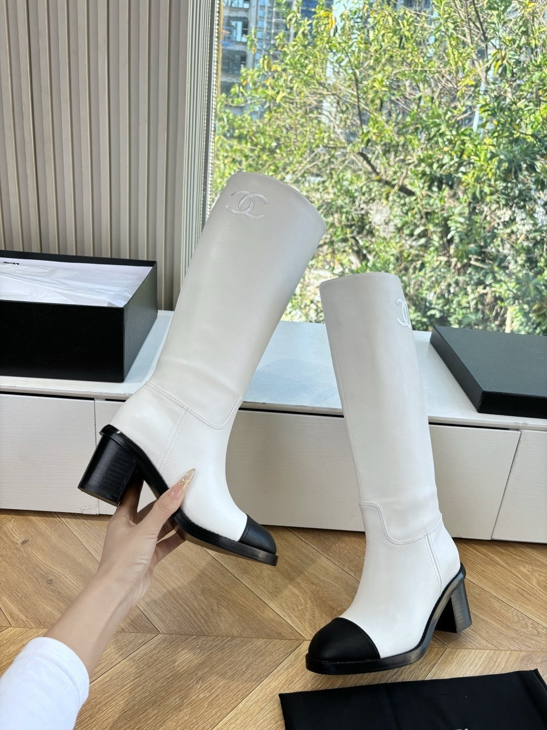 IVORY KNEE-HIGH LEATHER BOOTS WITH BLACK CAP TOE AND BLOCK HEEL