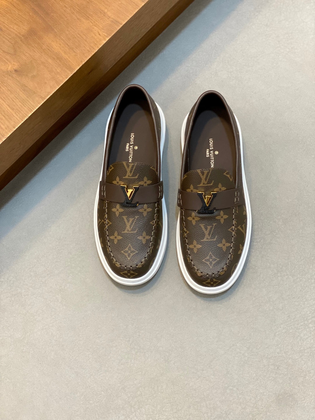 Braune Slipper mit Monogramm