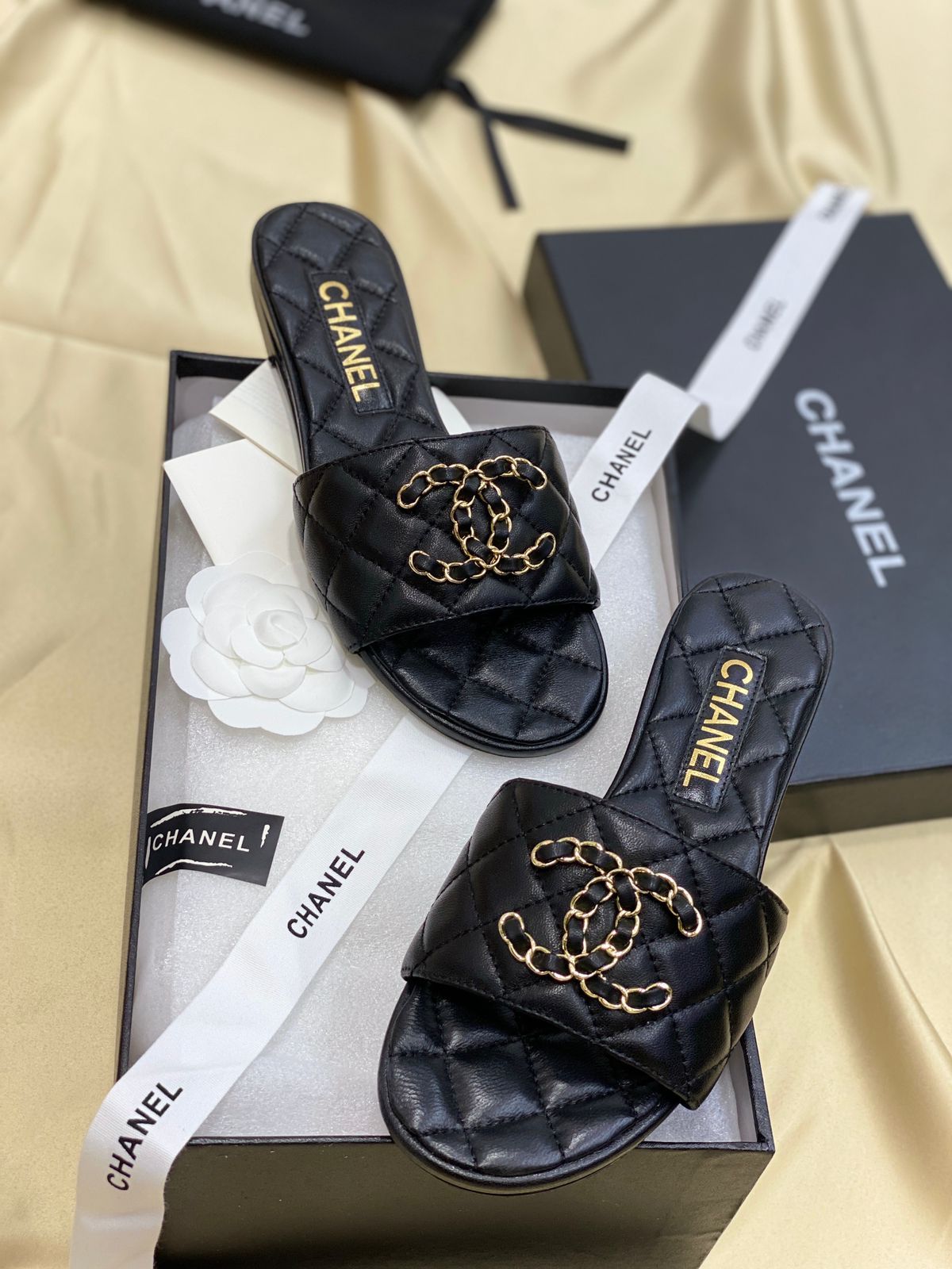BLACK QUILTED SANDALS