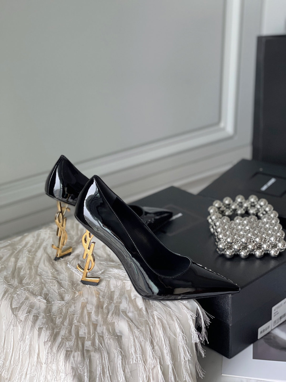 PATENT LEATHER POINTED-TOE LOGO HEEL PUMPS